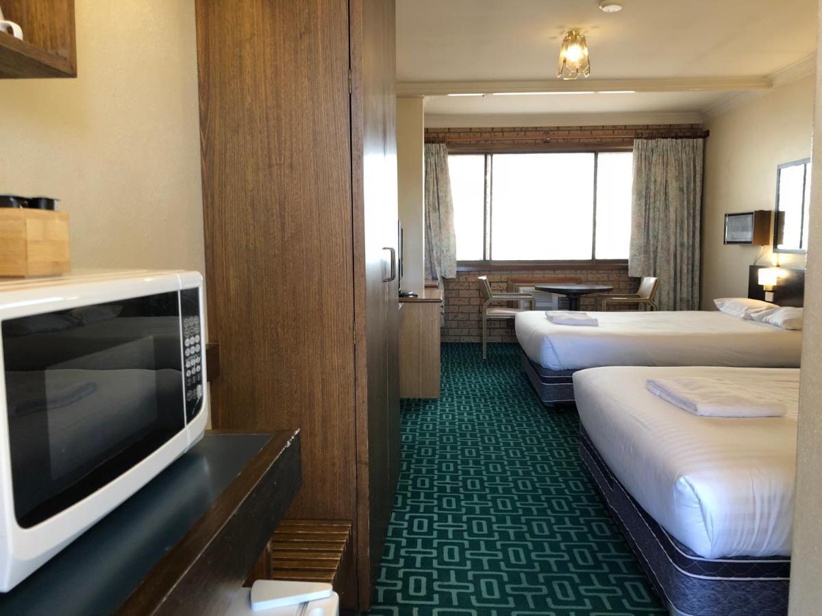 Canberra Lyneham Motor Inn Экстерьер фото