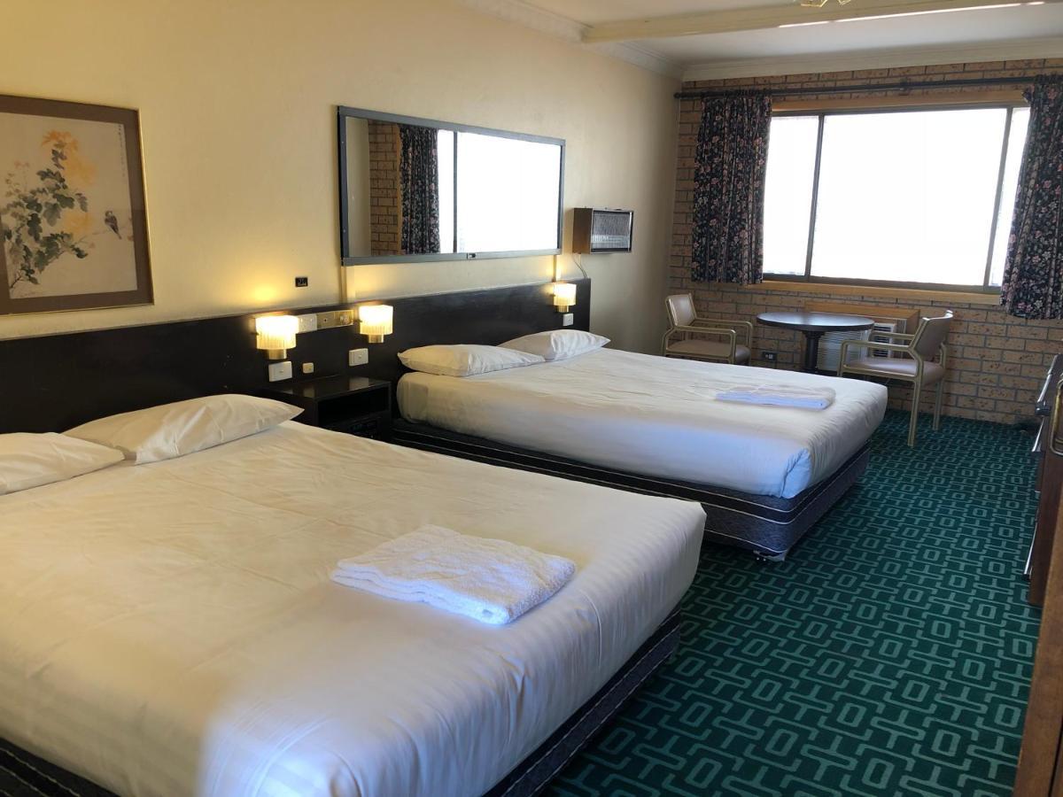 Canberra Lyneham Motor Inn Экстерьер фото