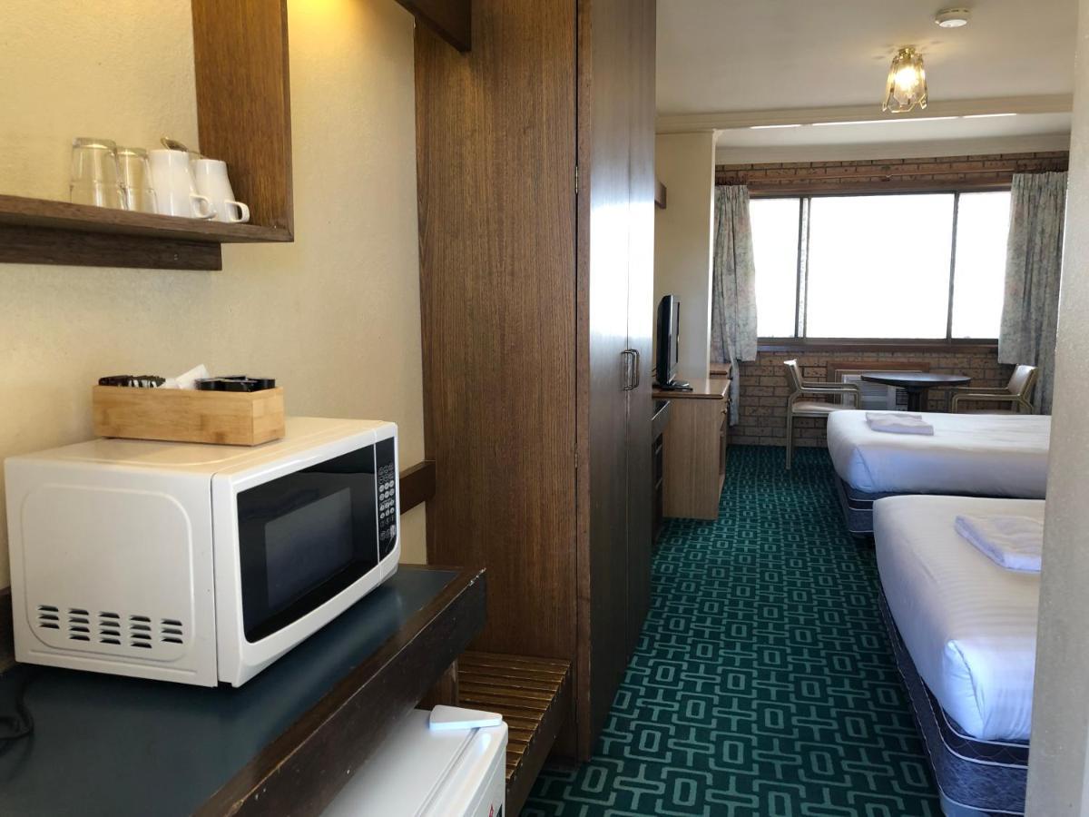 Canberra Lyneham Motor Inn Экстерьер фото