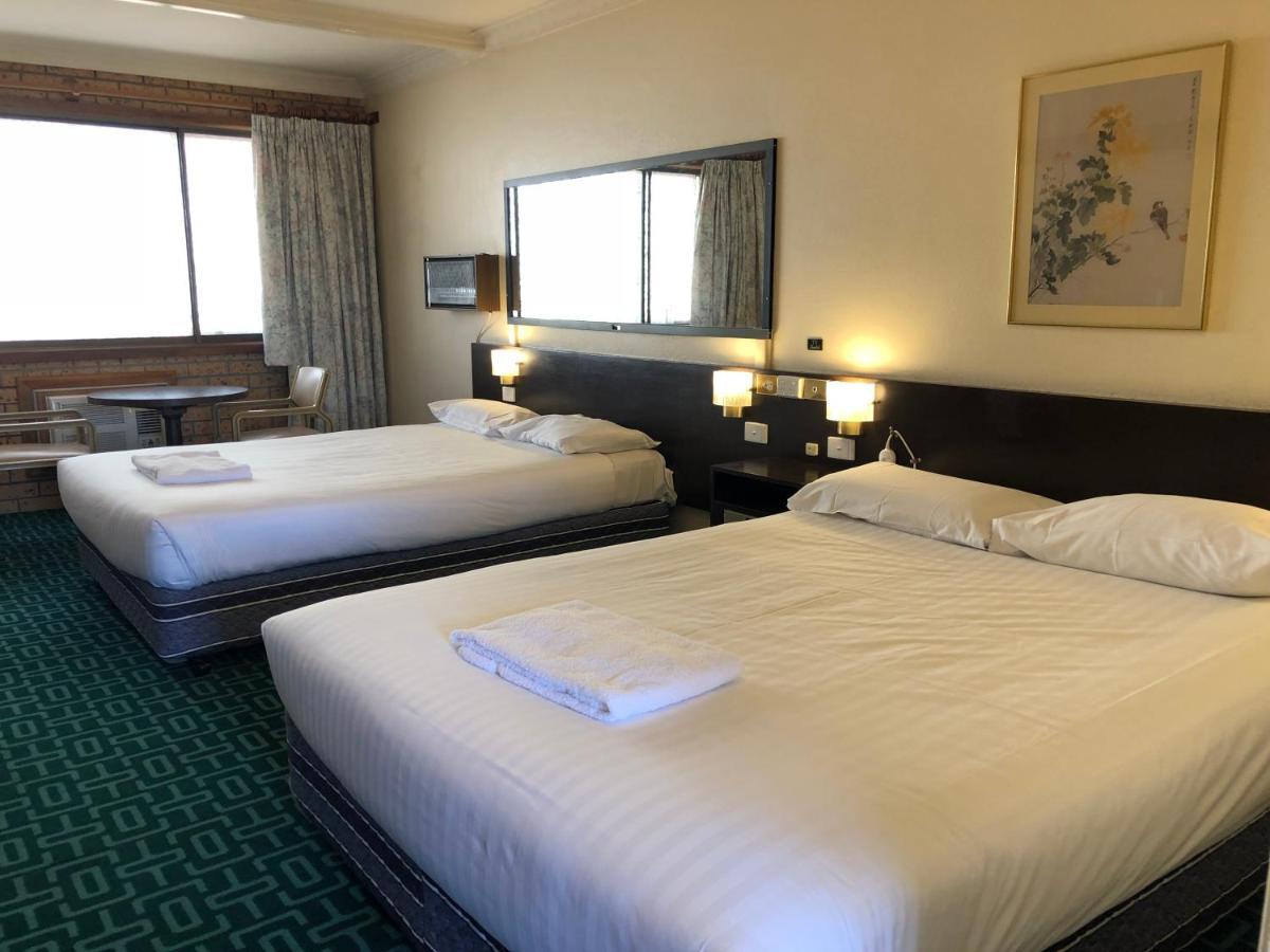 Canberra Lyneham Motor Inn Экстерьер фото
