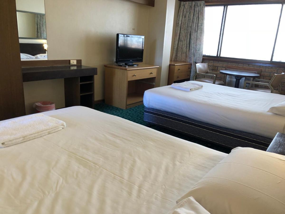 Canberra Lyneham Motor Inn Экстерьер фото