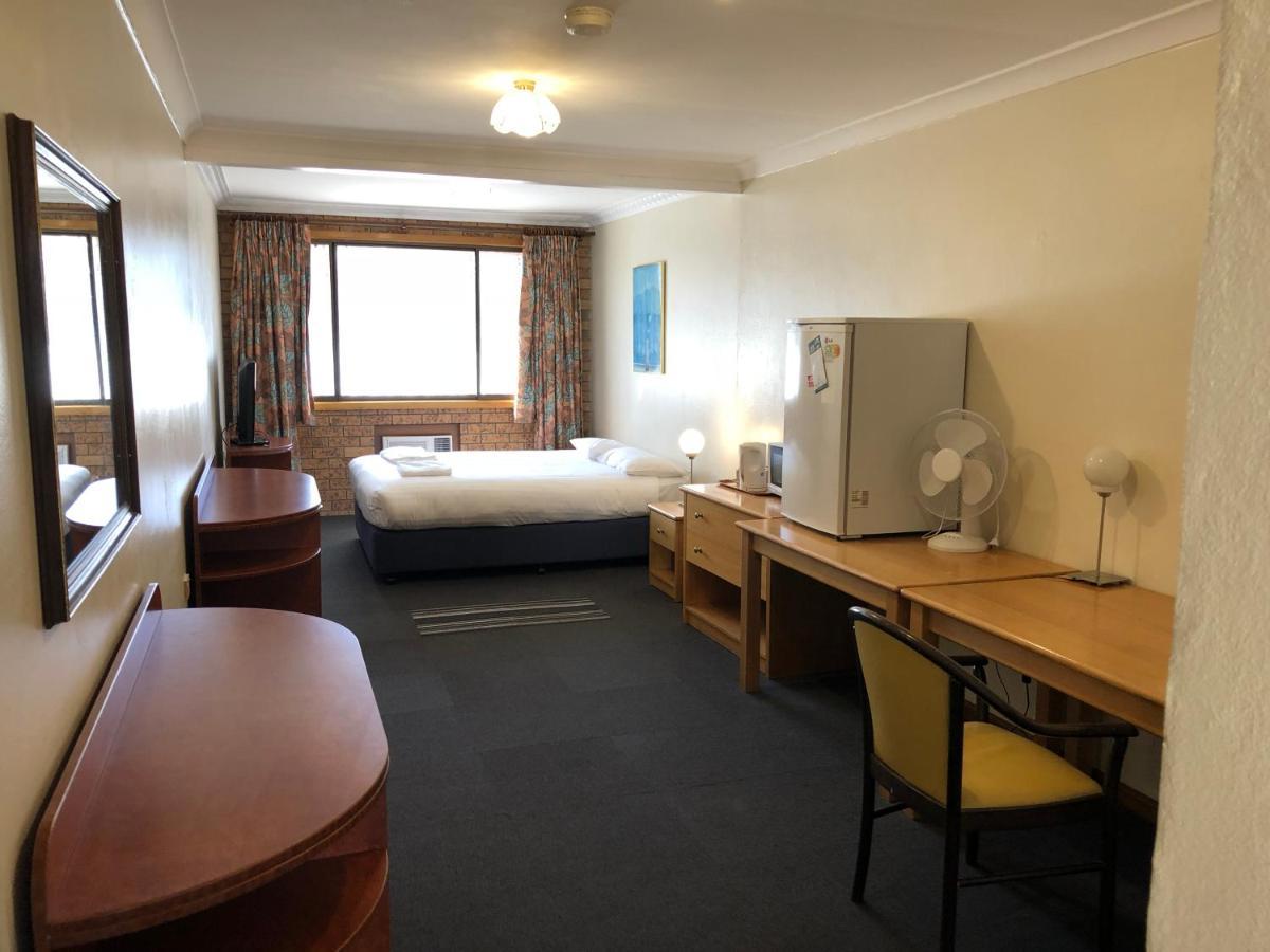 Canberra Lyneham Motor Inn Экстерьер фото