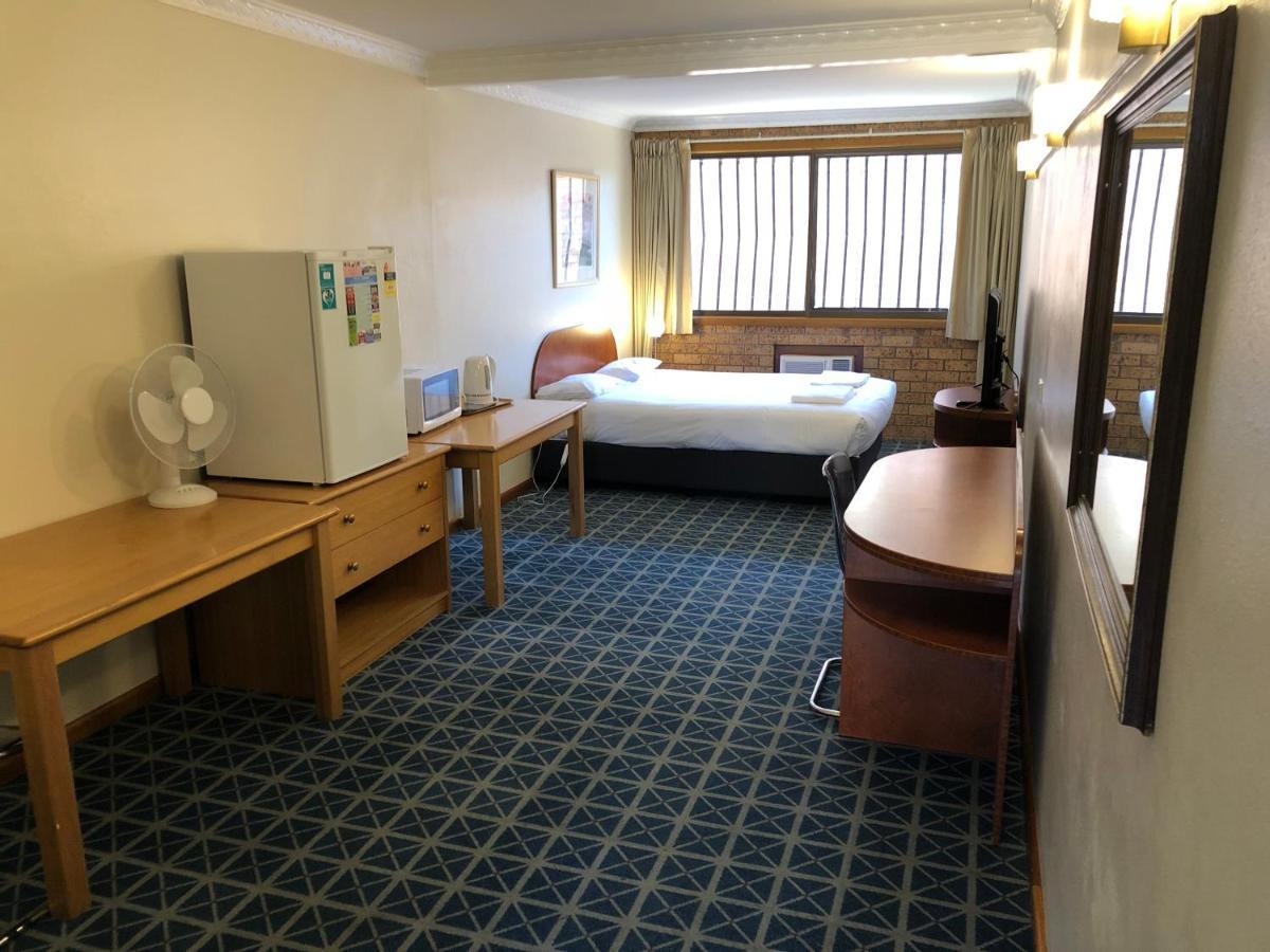 Canberra Lyneham Motor Inn Экстерьер фото