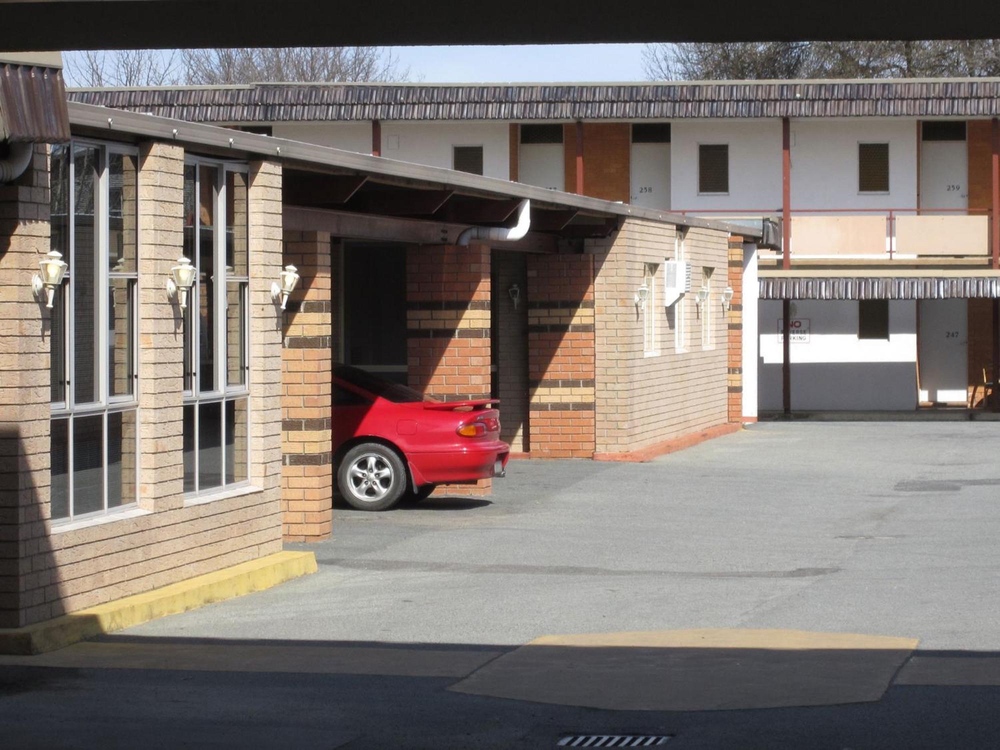 Canberra Lyneham Motor Inn Экстерьер фото
