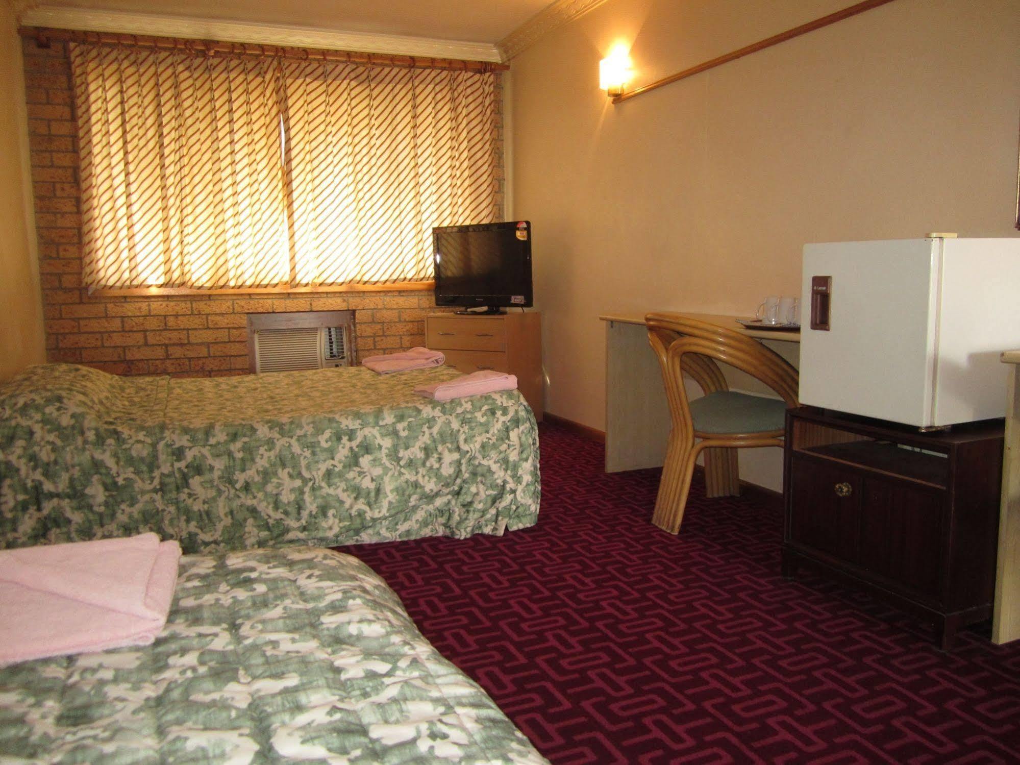 Canberra Lyneham Motor Inn Экстерьер фото
