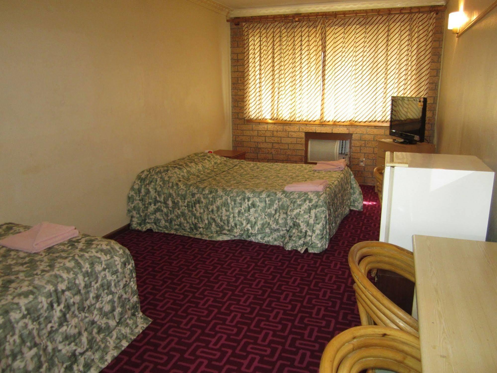 Canberra Lyneham Motor Inn Экстерьер фото
