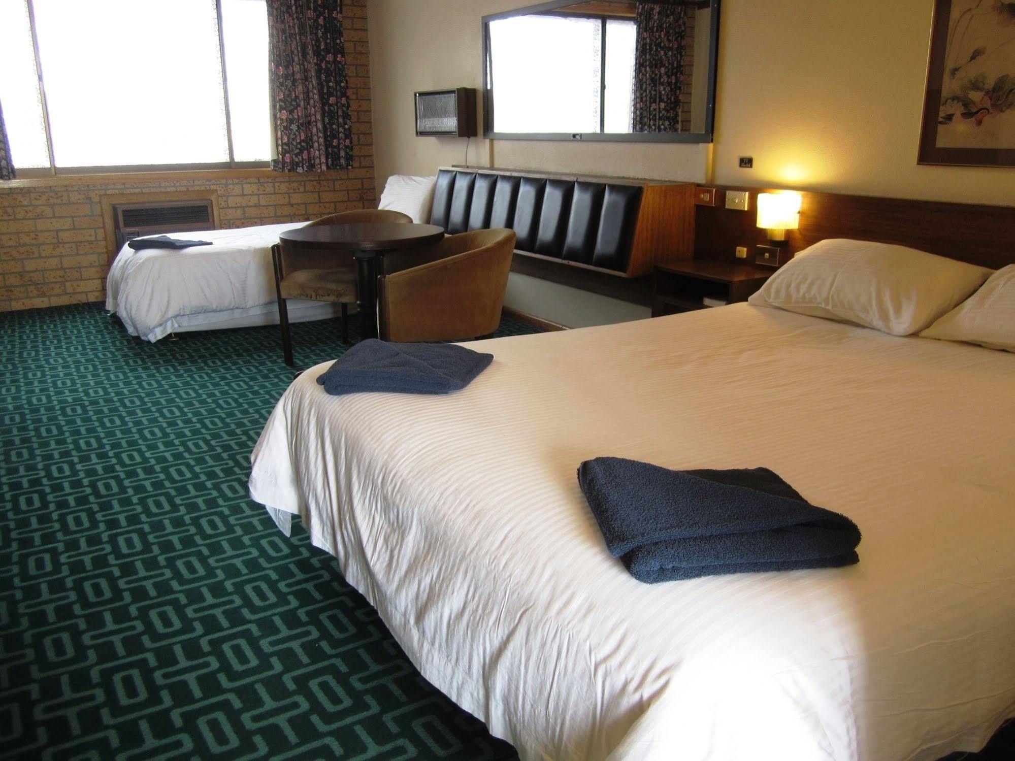 Canberra Lyneham Motor Inn Экстерьер фото