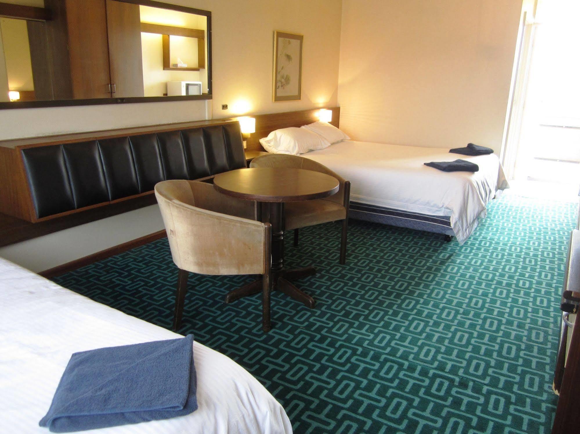 Canberra Lyneham Motor Inn Экстерьер фото