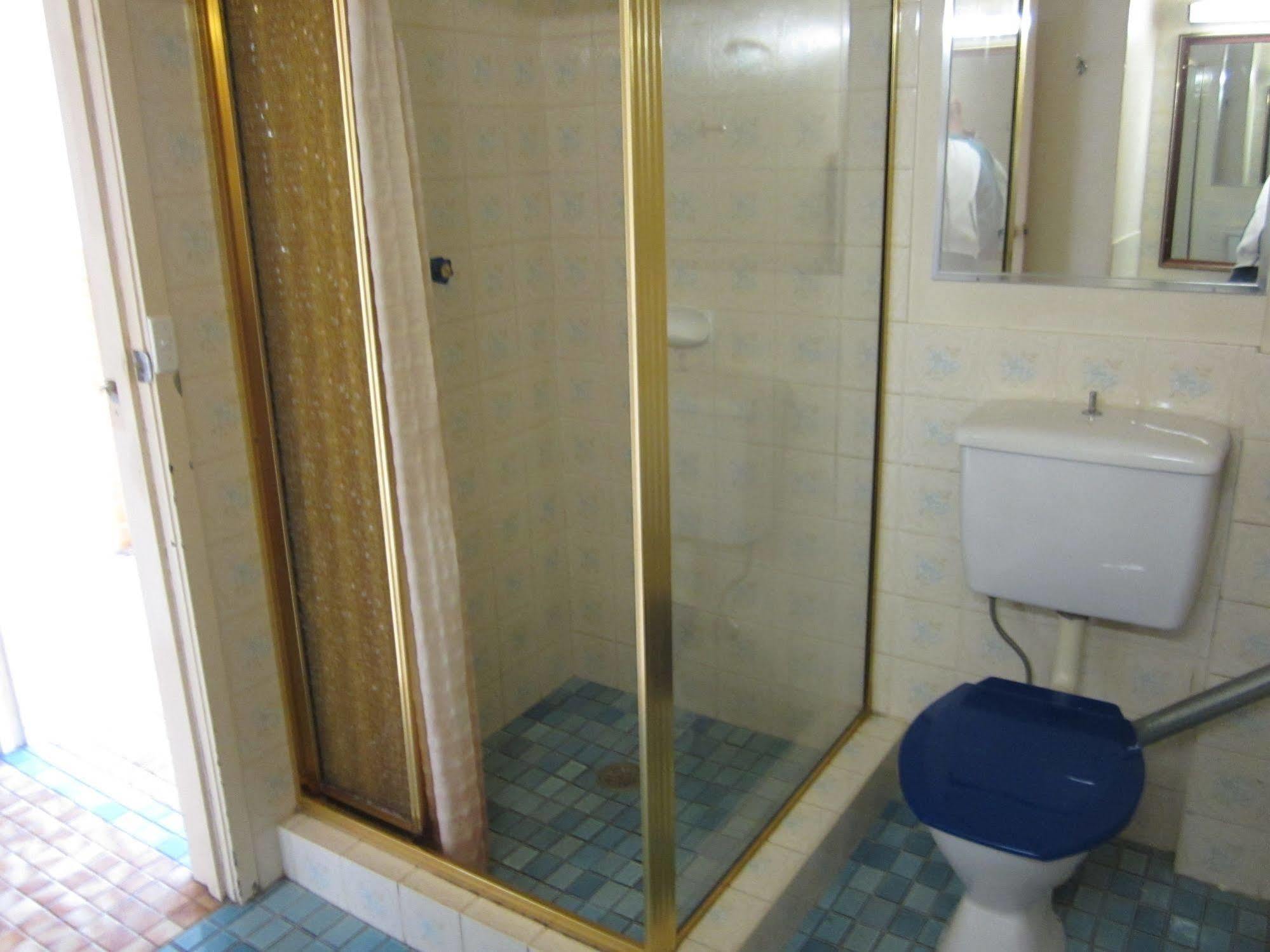 Canberra Lyneham Motor Inn Экстерьер фото