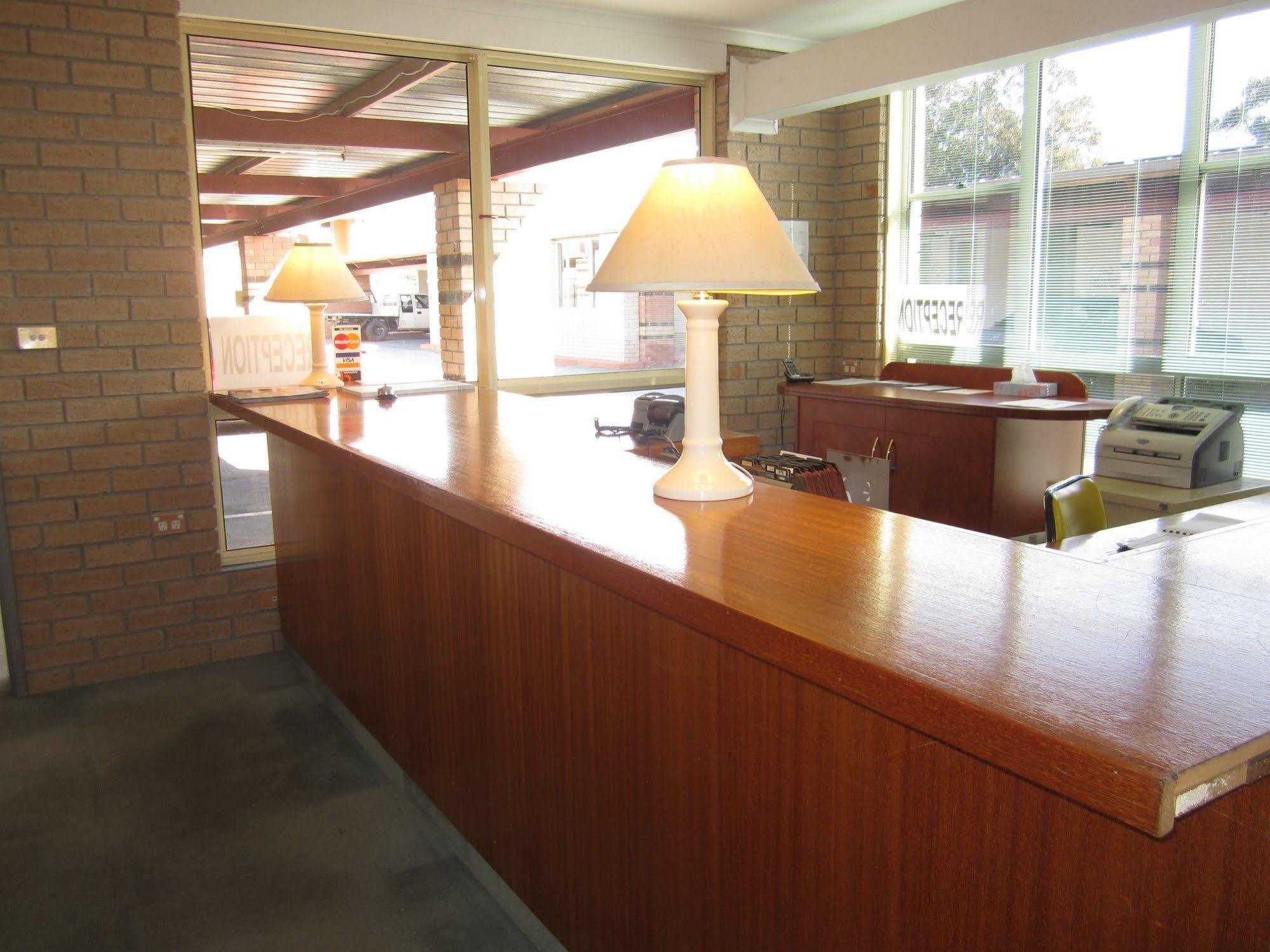 Canberra Lyneham Motor Inn Экстерьер фото