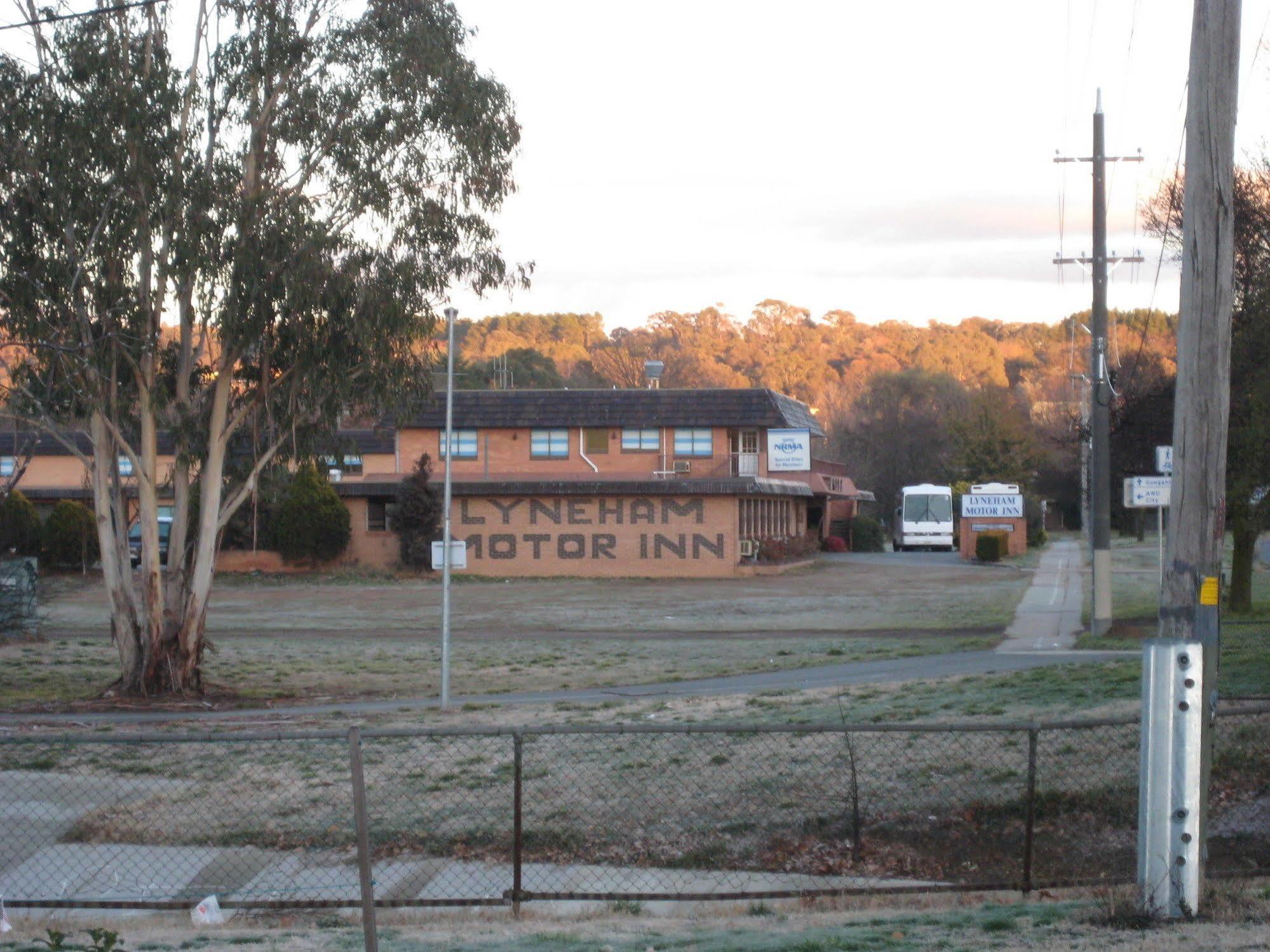 Canberra Lyneham Motor Inn Экстерьер фото